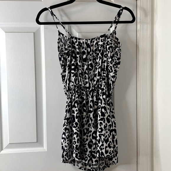 NWOT Charlotte Russe Leopard Print Short Romper | Sz M - Picture 2 of 6